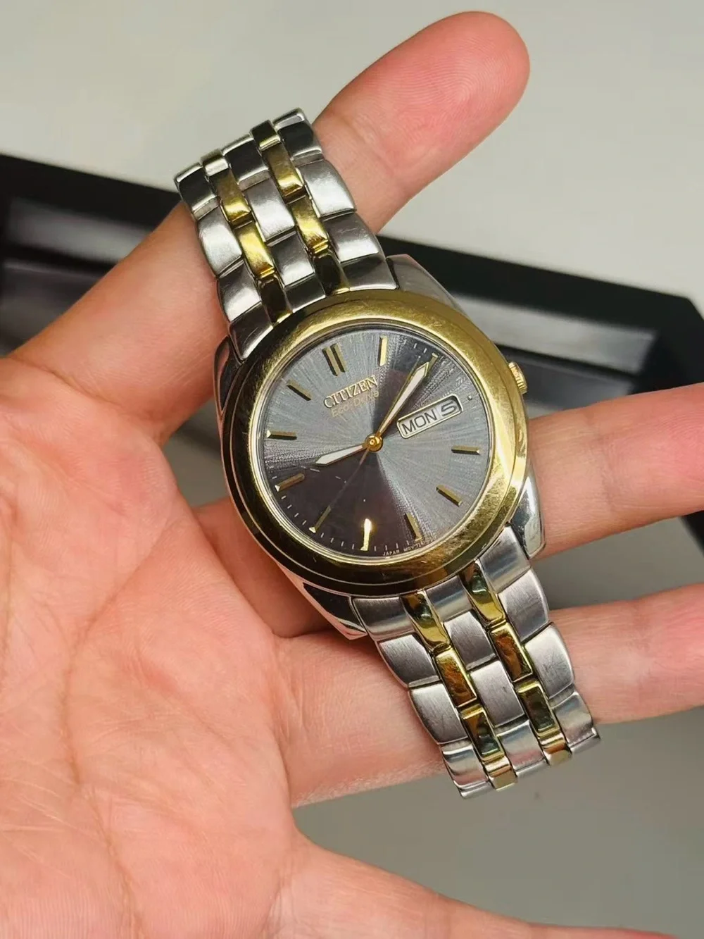 Vintage Citizen Eco-Drive Men’s Two Tone Quartz Watch Day Date 35mm Runs